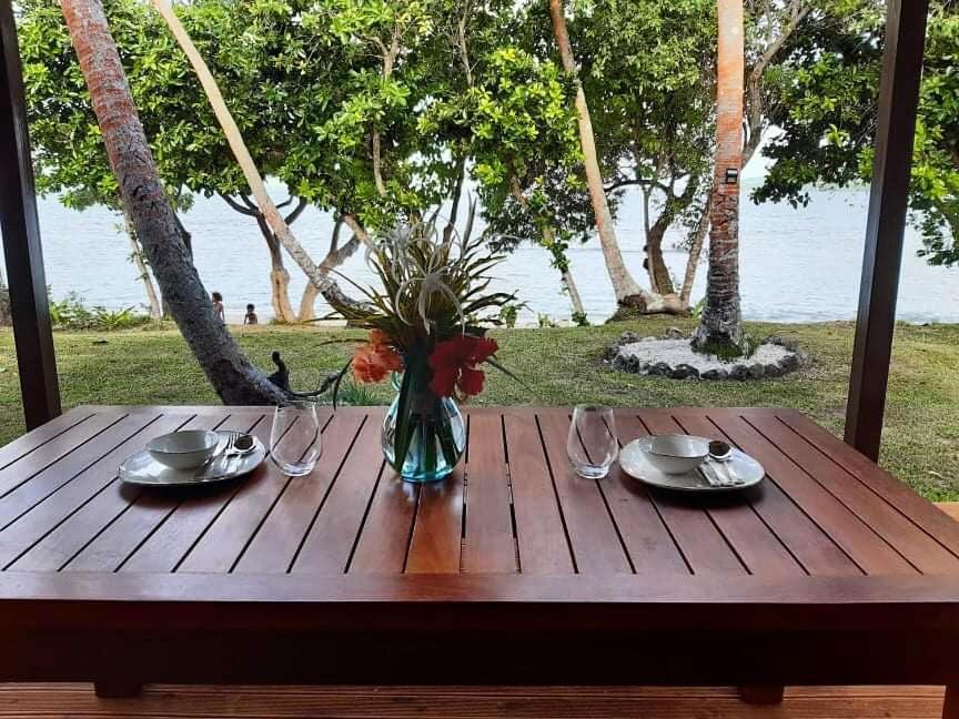 Whispering Palms - Absolute Beachfront Villas Port Vila Exterior photo