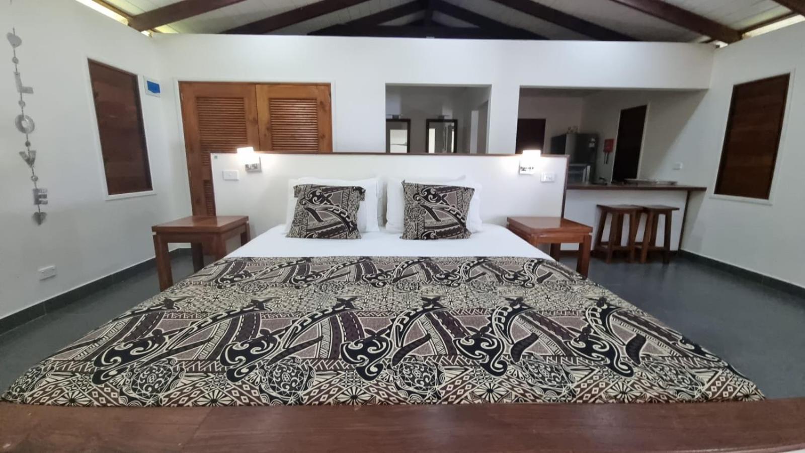 Whispering Palms - Absolute Beachfront Villas Port Vila Exterior photo
