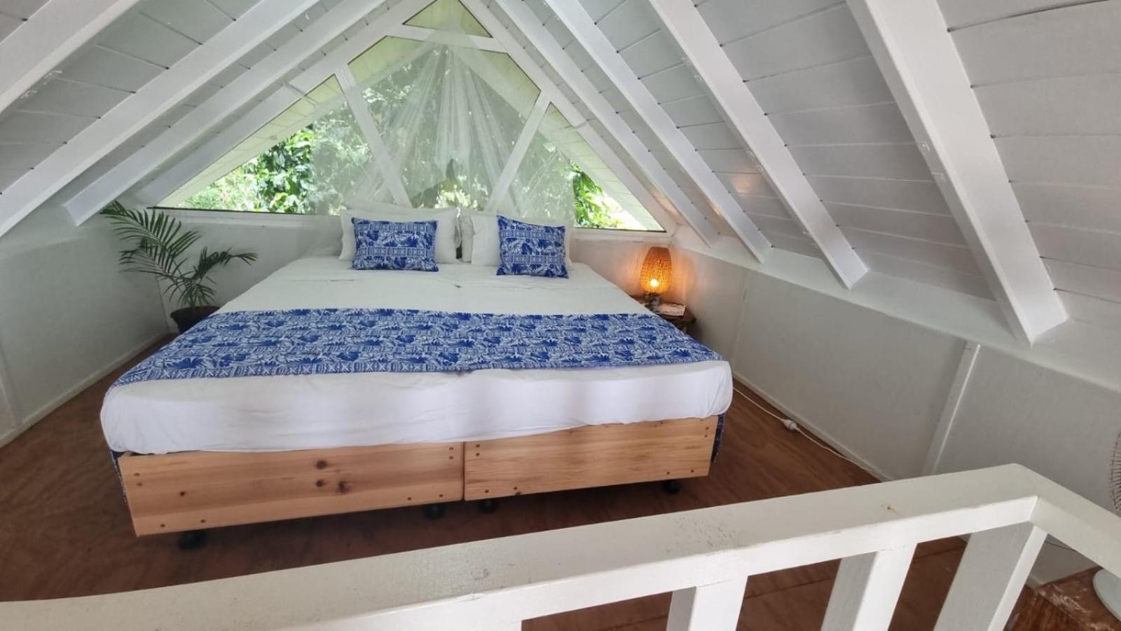 Whispering Palms - Absolute Beachfront Villas Port Vila Exterior photo