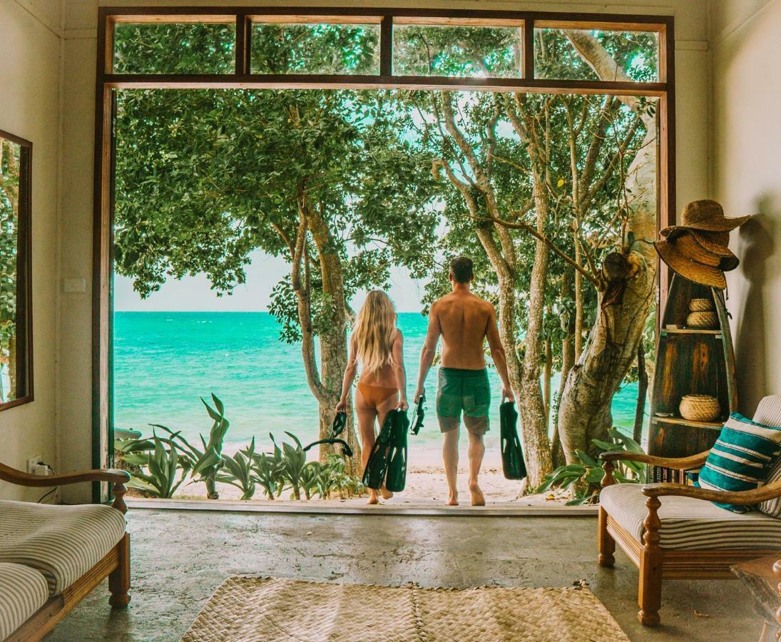 Whispering Palms - Absolute Beachfront Villas Port Vila Exterior photo