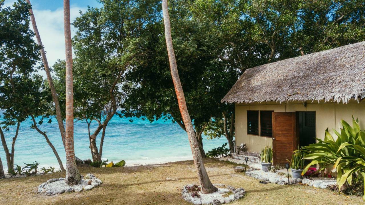 Whispering Palms - Absolute Beachfront Villas Port Vila Exterior photo