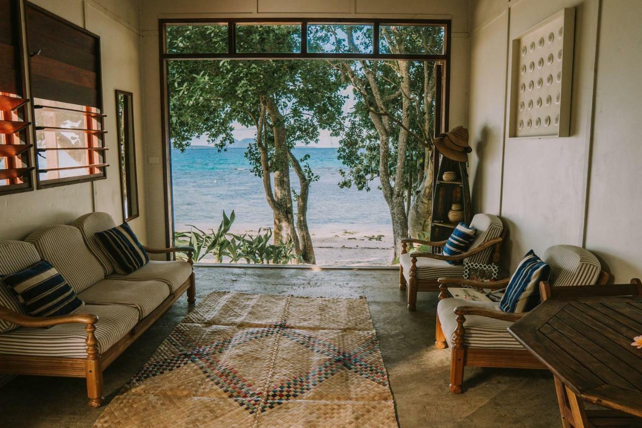 Whispering Palms - Absolute Beachfront Villas Port Vila Exterior photo
